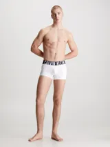 Boxer trunk Calvin Klein de microfibra color gris, de talle bajo y ajuste ceñido. Cuenta con una ancha cinturilla elástica en color negro con el nombre de la marca en contraste.