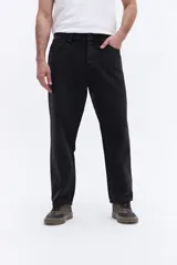 Pantalón de jean con corte baggy, tiro medio y diseño amplio en piernas y cadera. Cuenta con pasacintos y cierre frontal con botón.