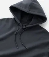 Saco con capucha color gris oscuro, con cordón ajustable, bolsillo canguro y mangas largas con puños ajustados. Confeccionado en algodón con felpa.
