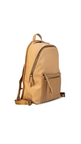 Mochila color beige, combinada con tela tipo impermeable y detalles en simil cuero. Tiene gran tamaño, asas combinadas, bolsillos al frente y compartimiento para notebook de 15".