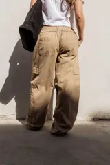 Pantalón cargo negro de tiro alto y corte ancho.