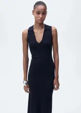Vestido midi de punto fino color negro, con escote en pico y cuello tipo polo. Diseño sin mangas, entallado al cuerpo.