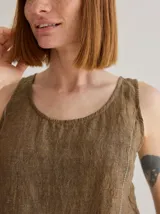 Musculosa marrón de lino con corte recto y pespuntes rojos en contraste.