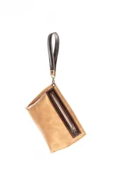 Sobre de mano de cuero texturizado en color beige, con detalle de bolsillo frontal con cierre en cuero marrón oscuro y correa de muñeca desmontable a juego.