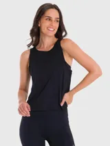 Musculosa deportiva negra de tela suave y fresca, con malla en la espalda para mayor ventilación. Ideal para entrenamientos.