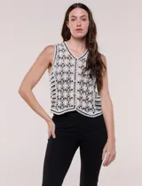 Chaleco de crochet color blanco con detalles en negro, escote en V y cierre frontal con botones.