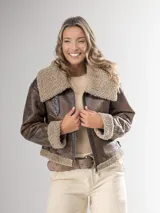 Campera marrón con cuello y puños de piel sintética color beige.