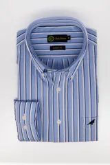 Camisa de vestir Club House de corte classic fit, confeccionada en algodón con diseño de rayas verticales en tonos celeste, azul marino y blanco. Presenta cuello button-down, cierre frontal de botones, bolsillo en el pecho con detalle bordado de un pájaro y puños ajustables con doble botón.