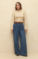 Polera marrón de algodón con cuello alto y mangas largas acampanadas.