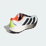 Championes de trail running Adidas Terrex Agravic 4, con diseño técnico en blanco, negro y detalles en naranja y amarillo neón. Presentan mediasuela Lightstrike para amortiguación ligera y suela de caucho Continental para tracción superior en terrenos variados.