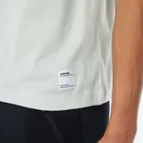 Remera celeste de algodón con cuello redondo y mangas cortas.