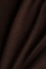 Top sin mangas de punto fino color marrón, con escote redondo, pliegues en los hombros y detalles acanalados en el cuello y el bajo.