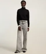 Blusa básica de punto marca Blue Steel, con cuello alto y manga larga. Confeccionada en tejido de punto recto con textura suave y cómoda.