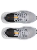 Championes de entrenamiento Under Armour modelo Charged Commit TR 4, color gris con detalles en blanco y negro. Presentan una parte superior de malla transpirable con refuerzos laterales texturizados y el logo de la marca en el costado. Cuentan con mediasuela Charged Cushioning para amortiguación y suela de goma con ranuras de flexión.