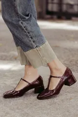 Zapatos de charol color bordó, con diseño tipo T-bar, punta cuadrada y tacón bajo de 4 cm.