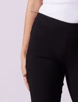 Pantalón recto color verde esmeralda de gabardina elastizada, marca Zac & Rachel. Pretina ancha con faja interna modeladora. Delantera con bolsillos simulados. Trasera con bolsillos ojal.