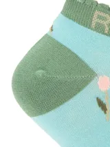 Medias cortas de fibra de bambú en color celeste con estampado de pequeñas flores y detalles en verde en talón, puntera y borde superior. Presentan el logo de la marca tejido en el puño.