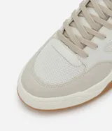 Championes urbanos Viko con diseño de recortes laterales, confeccionados en material sintético con cierre de cordones y suela de goma color caramelo.