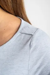 Remera de manga larga ajustada al cuerpo, con cuello redondo, confeccionada en una mezcla de algodón y elastano que aporta suavidad y elasticidad.