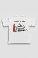 Remera blanca de algodón con estampa trasera de alta definición inspirada en el videojuego Street Fighter, con personajes lavando un auto. Logo frontal Vernal con efecto fuego.