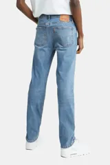 Jeans de corte slim fit con diseño de cinco bolsillos, cierre de bragueta y costuras reforzadas. Presenta un acabado en denim azul lavado con un calce estilizado en muslos y piernas.