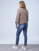 Cardigan azul de lana calada, con escote en V y cierre frontal con botones.