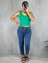 Pantalón de jean azul de corte mom, tiro alto y largo al tobillo.