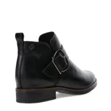 Bota corta de cuero negro con diseño clásico, punta redonda y taco bajo. Presenta una tira decorativa con hebilla metálica lateral y elástico en el costado para facilitar el calce.