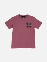 Remera Blue Banana de algodón orgánico color gris oscuro, con manga corta y corte clásico. En la espalda presenta una gran estampa en forma de 'X' con patrón multicolor de estilo étnico y el logo de la marca en la parte superior.
