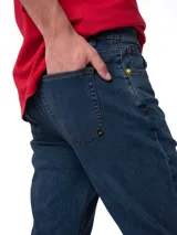 Jeans de mezclilla azul oscuro para hombre, con diseño ajustado tipo skinny, cinco bolsillos y cierre frontal con cremallera y botón con el logo de la marca.
