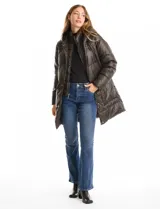 Campera puffer larga de color marrón oscuro, con diseño capitoneado de costuras horizontales. Cuenta con una pechera interna con cierre y cuello alto, bolsillos frontales con solapa y cierres laterales en el dobladillo para mayor amplitud.