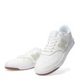 Championes urbanos New Balance de diseño minimalista, color blanco con detalles en beige claro y suela de goma color caramelo.