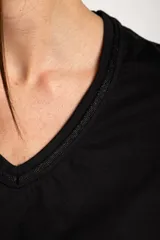 Remera de algodón peinado negro, con calce al cuerpo y escote en V de manga corta.