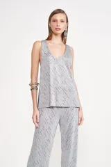 Remera plateada con lentejuelas, de corte holgado y escote redondo.