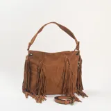 Cartera de hombro color marrón, confeccionada en gamuza, con diseño de flecos laterales y correa ajustable extraíble.