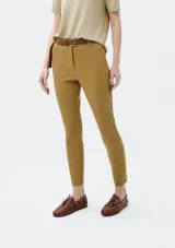 Pantalón sastrero de corte recto y ajuste entallado, con cintura de tiro medio, cierre frontal con botón y bolsillos laterales.