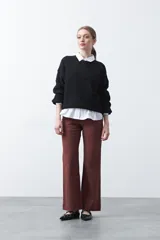 Sweater negro de tejido tramado con relieve, de calce cómodo y cuello redondo.