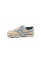 Zapatilla de inspiración retro color beige, con detalles en celeste, cordones claros y suela baja dentada.