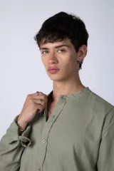 Camisa de lino color blanco con cuello mao y cierre frontal de botones. Presenta mangas largas con puños simples y un corte clásico.