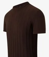 Remera de manga corta color beige, con cuello redondo y tejido texturizado acanalado.