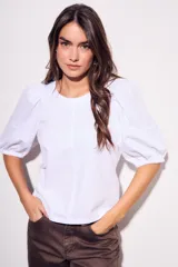 Remera blanca de algodón peinado, de corte ajustado y mangas 3/4 abullonadas.