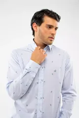 Camisa de manga larga Brooksfield con corte slim, color azul marino y estampado de pequeñas hojas y puntos. Presenta cierre frontal con botones y logo bordado en el pecho.