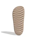 Chanclas tipo slide Adidas modelo Adilette Lumia, color marrón claro, con diseño ergonómico de una sola pieza, suela con ranuras flexibles y logo Adidas grabado en el lateral.