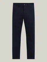 Pantalón chino azul marino de corte cónico, confeccionado en satén de algodón elástico. Cuenta con cierre de cremallera y botón, dos bolsillos laterales abiertos, un pequeño bolsillo delantero en la cintura y dos bolsillos traseros de ojal con botón. Presenta detalles distintivos de Tommy Hilfiger y logo bordado en la parte trasera.