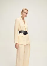 Pantalón de vestir de corte recto y tiro medio, confeccionado en una mezcla de lyocell y lino. Presenta diseño con pinzas frontales, trabillas para cinturón, cierre oculto con botón y gancho, y bolsillos laterales.