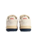 Championes Vans modelo Upland, color blanco con detalles en azul y rojo, suela de goma en tono tostado y base azul.