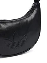 Cartera tipo bandolera Adidas Adicolor Half Crescent en forma de media luna, color negro con acabado texturizado brillante. Cuenta con cierre de cremallera, correa ajustable para el hombro y el logotipo del trébol grabado en relieve en la parte frontal.