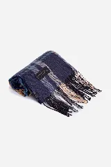 Bufanda tejida con diseño de cuadros en tonos azul, negro y beige, con flecos en los extremos y etiqueta de la marca Brooksfield.