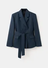 Blazer de doble botonadura color azul marino con estampado de raya diplomática, cuello en pico con solapa de muesca, bolsillos con solapa y diseño recto.