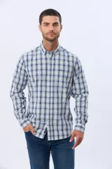 Camisa de manga larga a cuadros en tonos azul y blanco, con cuello con botones y un bolsillo en el pecho con detalle bordado.